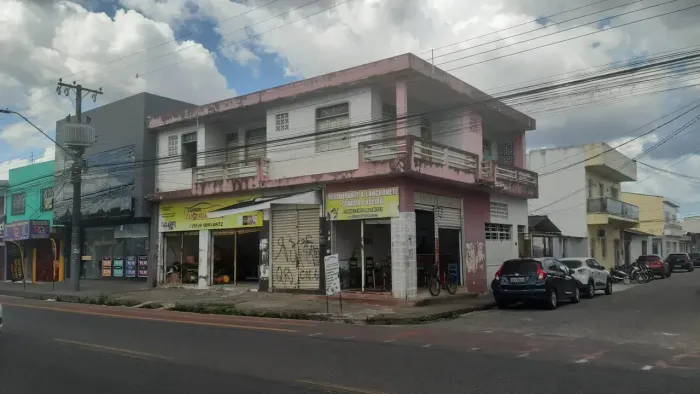 Imóvel para venda com 3 pontos comerciais térreos e 1 casa nos altos.