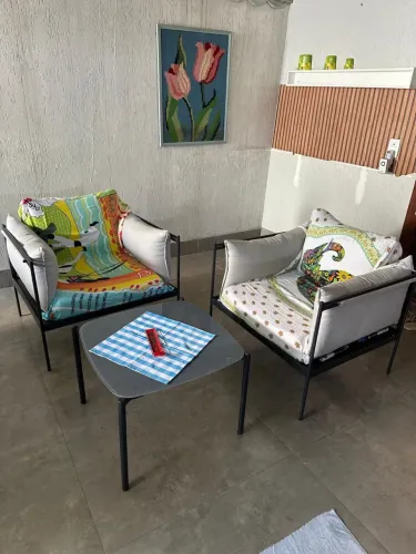 Conjunto de centro com duas cadeiras
