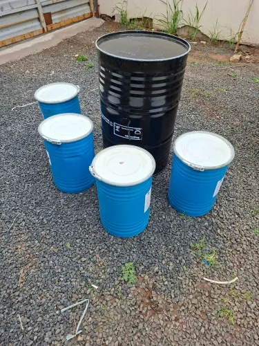 Kit mesa + 4 banquinhos 