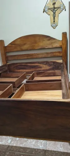 Cama de Casal em Madeira Maciça - Qualidade e Durabilidade!