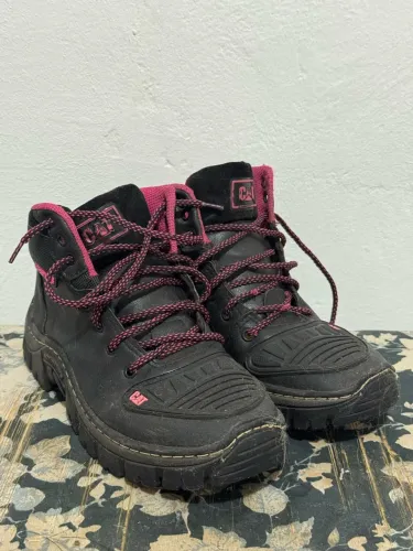 Bota de trilha Cat tamanho 39/40