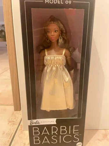 Barbie Boneca  Basics negra 