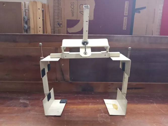 Suporte para TV de tubo antiga