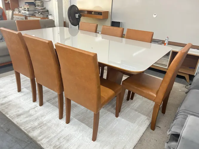 Mesa na madeira a pronta entrega