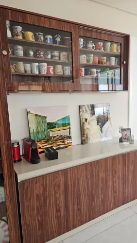 Prateleira vitrine tipo armário aereo e buffet