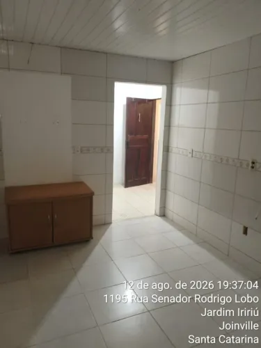 Alugo Kitnet em Joinville, bairro Jardim Iririú, 1 quarto, cozinha, banheiro e lavanderia