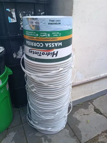 Vendo balde de 20kg , valor 4,00 reais não faço entrega