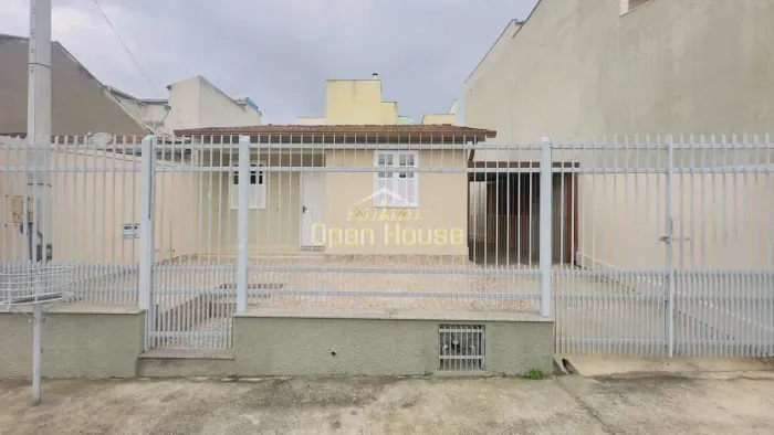Casa para alugar no bairro Casa de Pedra em Volta Redonda com 3 quartos, varanda e 4 vagas