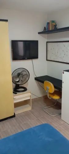 Quarto individual mobiliado em apartamento compartilhado com tv