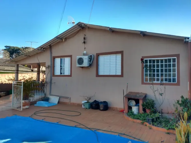 Vendo casa com piscina.