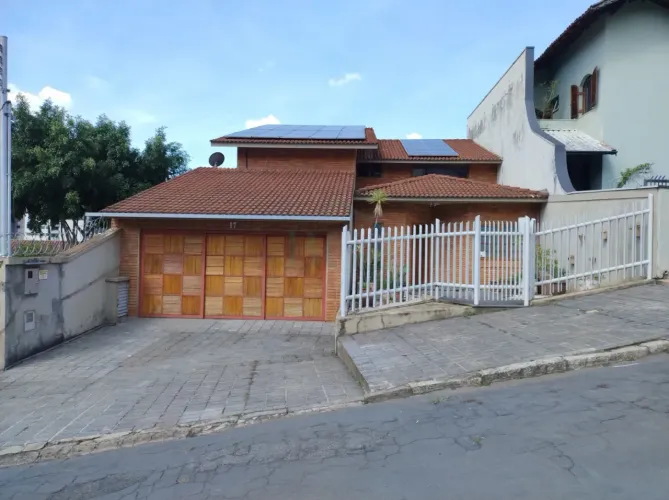 Excelente casa de alto padrão a venda em Poços de Caldas MG.