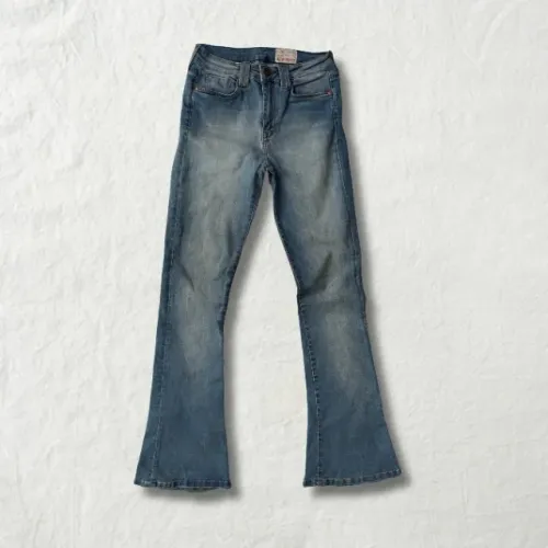 Calça Carmim Jeans Forever com detalhes em costura