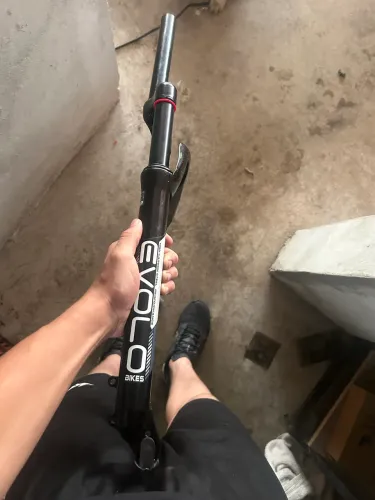 Vendo suspensão EVOLO aro 29 - NOVA, nunca usada!