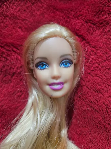 Cabeça de boneca barbie