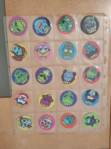 Coleção buzzy monstros com porta tazo 
