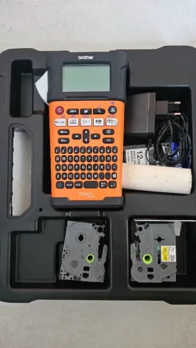 ETIQUETADORA BROTHER P-TOUCH E300 + 5 FITAS ORIGINAIS (USADO POUCAS VEZES)