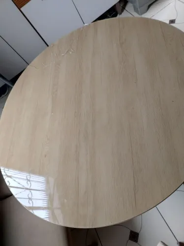 Mesa com quatro cadeiras 