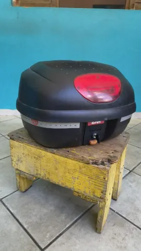 Baú de moto marca Givi 33 litros