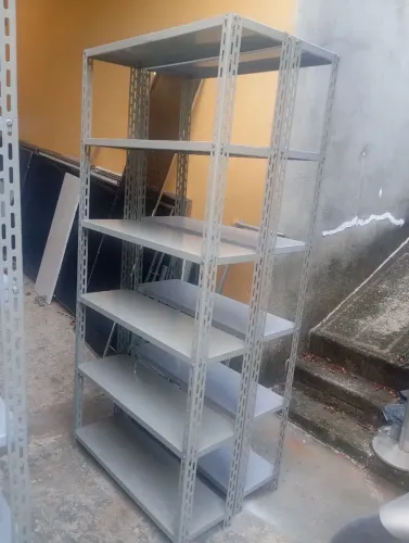 Prateleiras de aço