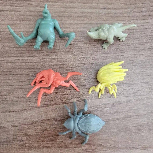 Lote com 5 miniaturas de monstros de RPG