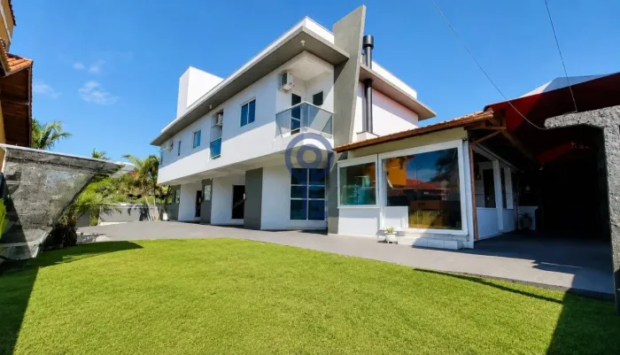 Casa em condomínio fechado com 02 quartos no Campeche