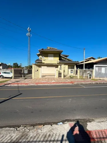 Casa (Alvenaria), com 3 quartos e 2 banheiros à Venda, 205 m² em Criciúma/SC