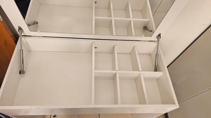 ARMÁRIO AÉREO MULTIUSO COM PORTAS E DIVISÓRIAS - ÓTIMO ESTADO