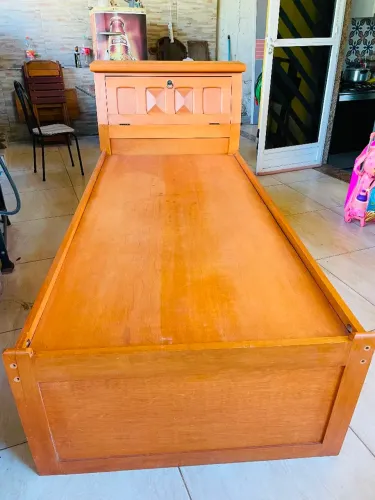 Cama de solteiro com baú de madeira