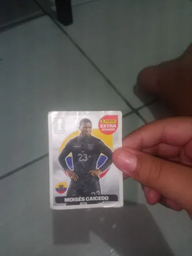 Figurinha extra de Moisés caicedo um pouco dobrada