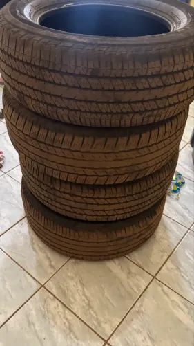 Vendo 4 pneus mais de meia vida 