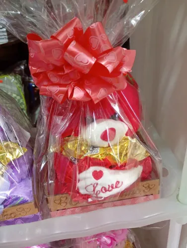 Cestas de presente: urso 21 centímetros + chocolates. Fazemos entrega 