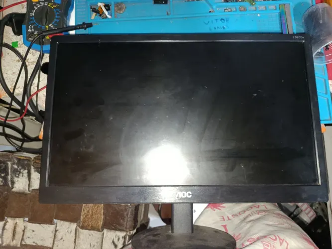Monitor com entrada HDMI funcionando porém com algumas linhas na tela da cor preta