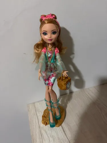 Boneca Ever After Hight Ashlynn Ella