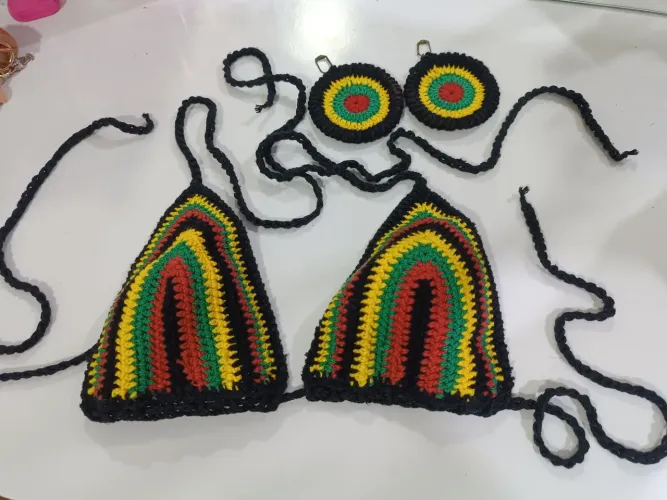 Conjunto de biquíni com brinco 