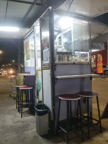 Vendo este trailer com toldo.