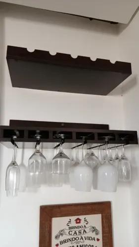 Bar suspenso com porta taças 