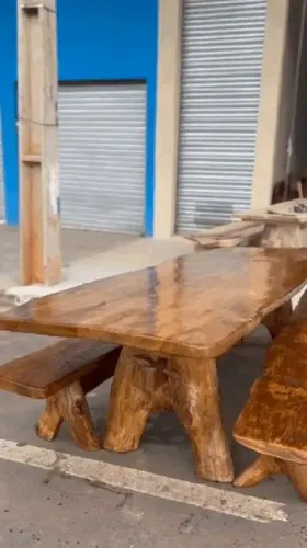 Mesa rústica de madeira 