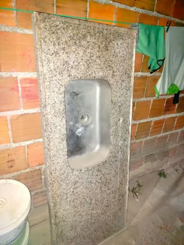 Pia de granito com Cuba inox.