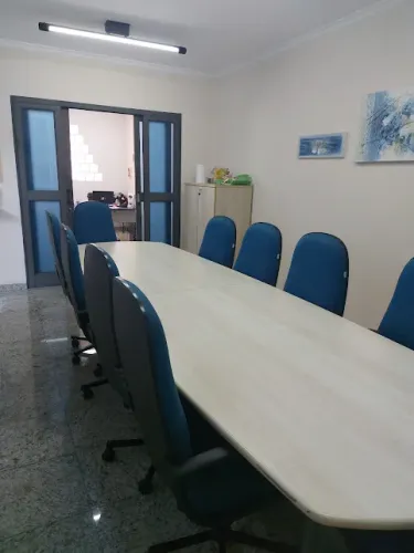 Prédio comercial para locação com 8 salas.