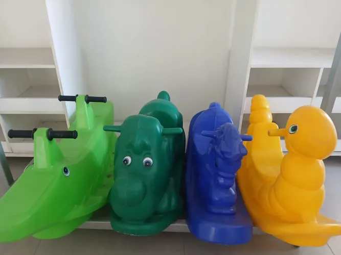 Gangorras, cavalinhos brinquedos