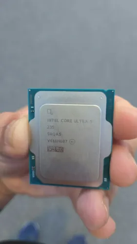 Intel Core Ultra 5 235 | 14 Núcleos, Até 5 GHz, DDR5