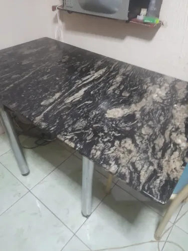 Mesa de Mármore contém 3 cadeiras.