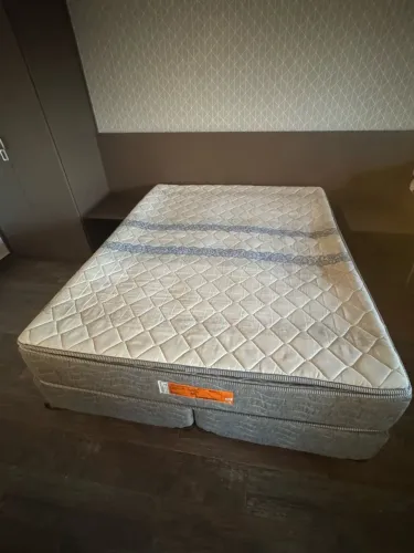 Colchão Queen com molas em Ótimo Estado 