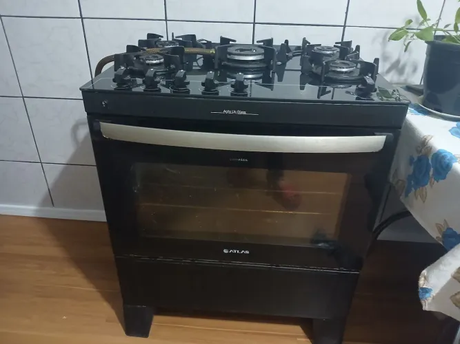 Vende se fogão de 5 bocas com forno, tudo funcionando.