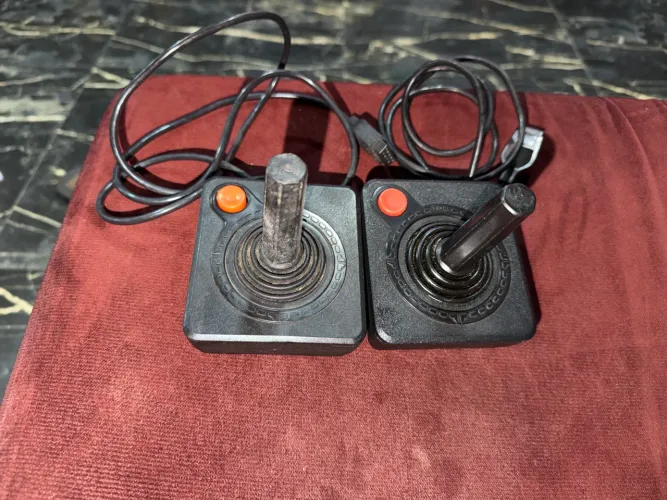 Controles de vídeo games antigos 
