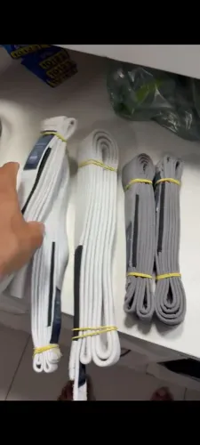 Faixas d jiu-jitsu todos os tamanhos e cores.