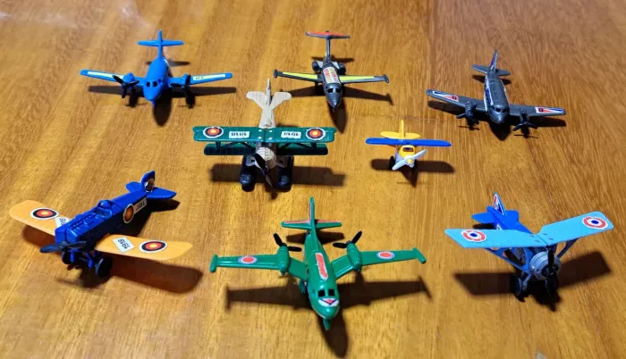 LOTE Nº 08 - CONTENDO OITO BRINQUEDOS MINIATURA KINDER OVO - AVIÕES - AVIÕEZINHOS - AVIÃO<br>