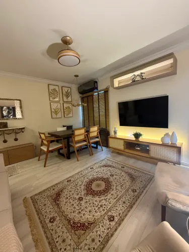 ALUGO APTO EXTREMAMENTE MOBILIADO E DECORADO DE 2/4 A 200 METROS DO AREIAO