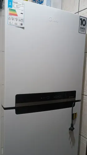 Vende se geladeira
