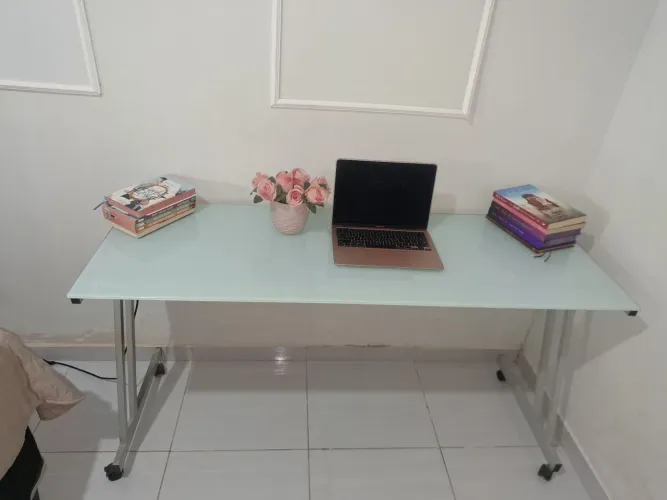 Escrivaninha reforçada 142cm x 50cm em aço e tampo em vidro temperado de 8mm com rodinhas.